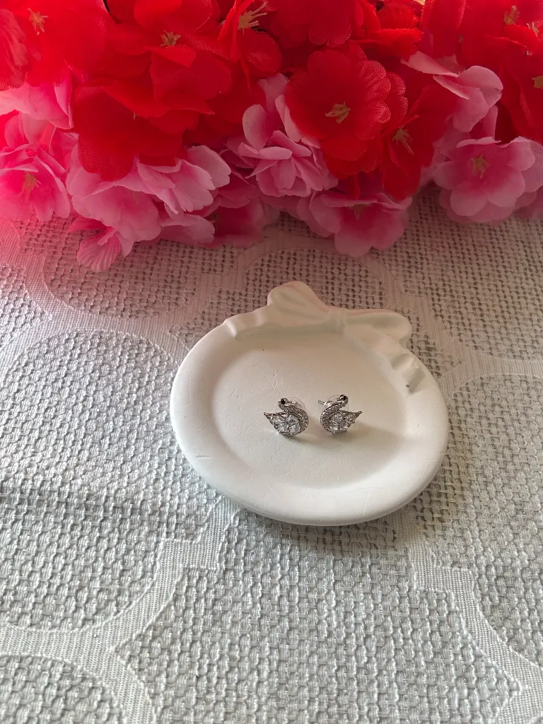 Swan Solitaires.webp